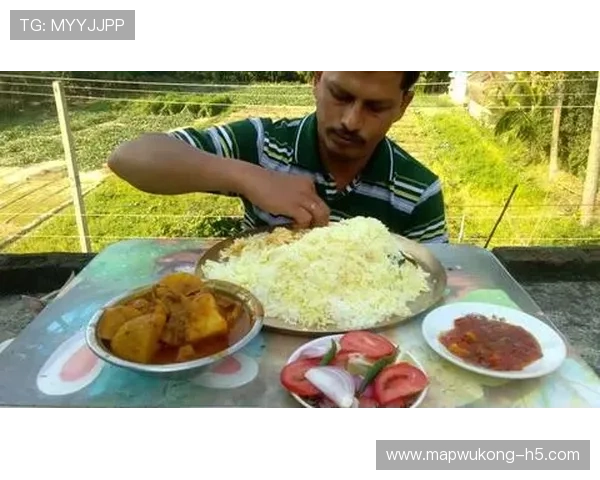 翁泓阳训练室外吃泡面，旁边堆满高档装备，这画风有点飘了吧？