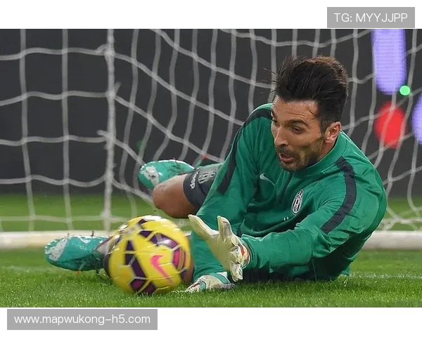 布冯连续关键战首发，37岁门将用出球调度主导防线节奏